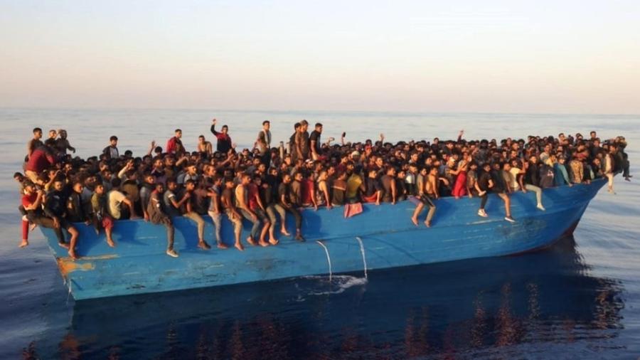 Guarda costeira da Itália encontrou a embarcação à deriva repleta de pessoas, algumas das quais feridas - EPA