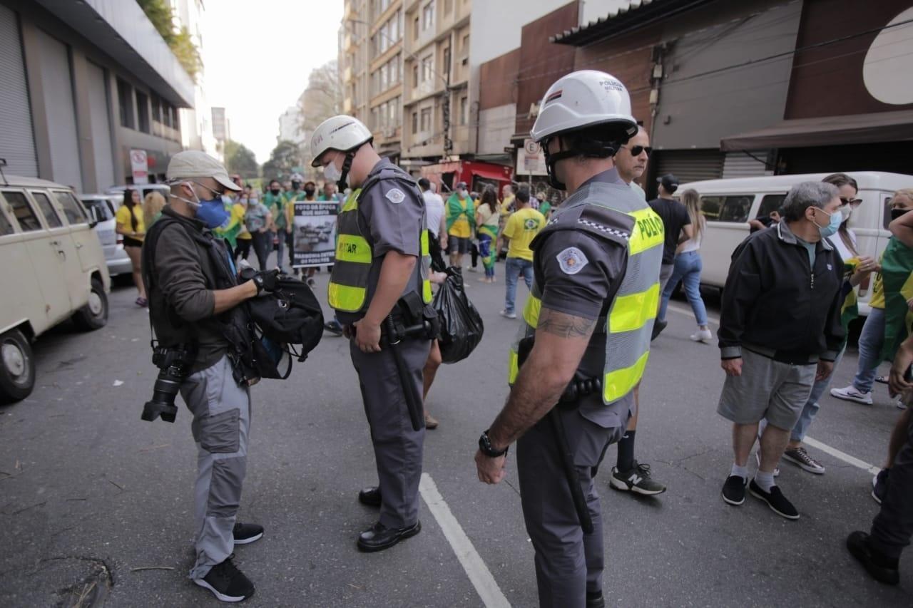 7.set.2021 - Fotógrafos sendo revistados pela Polícia Militar na Avenida Paulista, em São Paulo - André Lucas/UOL