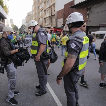 7.set.2021 - Fotógrafos sendo revistados pela Polícia Militar na Avenida Paulista, em São Paulo - André Lucas/UOL
