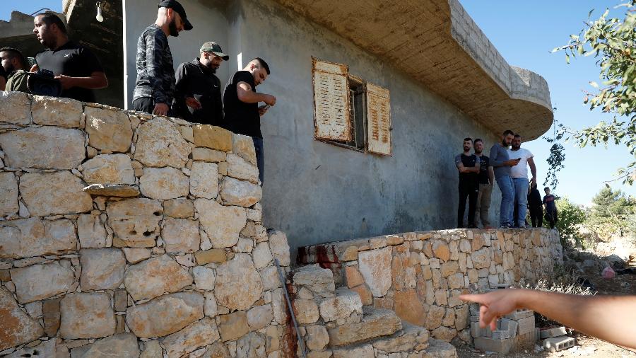 Populares observam o local onde cinco palestinos foram mortos por forças israelenses em Beit Anan - Mohamad Torokman/ Reuters