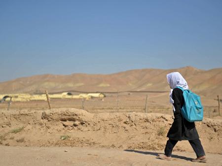 Uma menina afegã volta para casa depois de ir à escola - Hoshang Hashimi/AFP