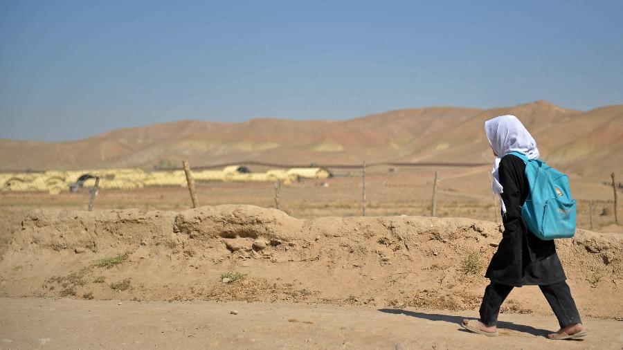 Uma menina afegã volta para casa depois de ir à escola - Hoshang Hashimi/AFP
