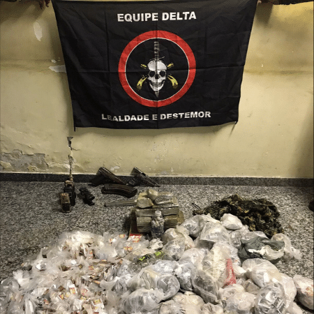 Armas e drogas apreendidas pela equipe Delta no Complexo do Salgueiro foram achadas em igreja  - Reprodução