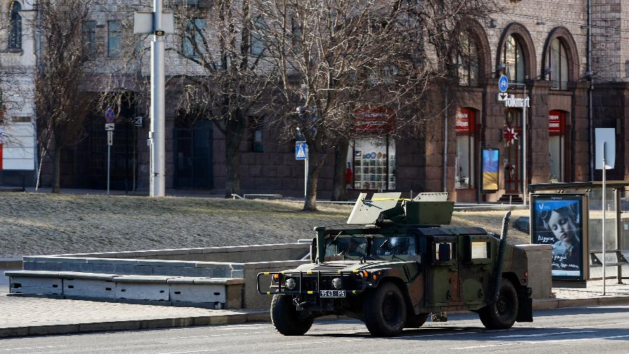 28.fev.2022 - Veículo militar da Ucrânia é visto em Kiev, na Ucrânia - Umit Bektas/Reuters
