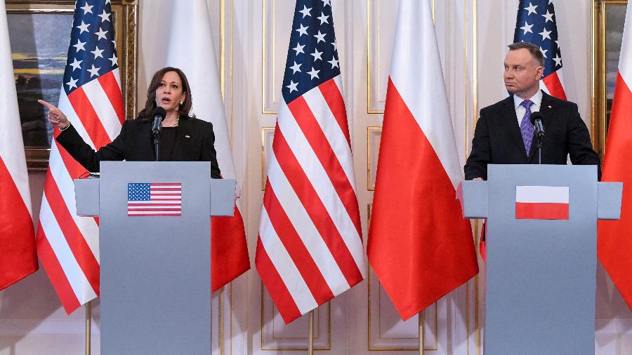 10.mar.22 - A vice-presidente dos EUA Kamala Harris e o presidente polonês Andrzej Duda realizam uma coletiva de imprensa no Palácio Belwelder, em meio à invasão russa da Ucrânia, em Varsóvia, Polônia - POOL/REUTERS