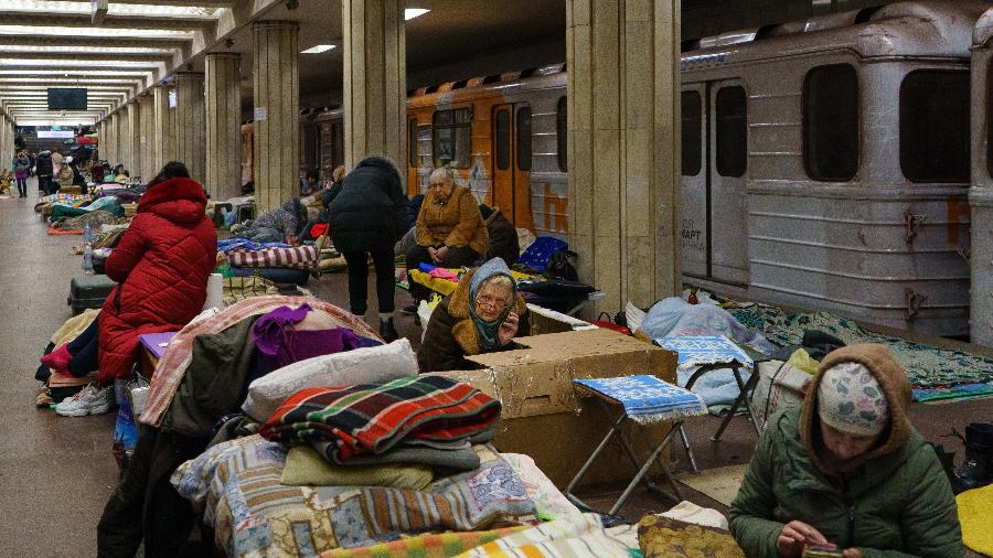 Moradores de Kharkiv descansam enquanto se abrigam de ataques em uma estação de metrô - 10.mar.2022 - Emre Caylak/AFP