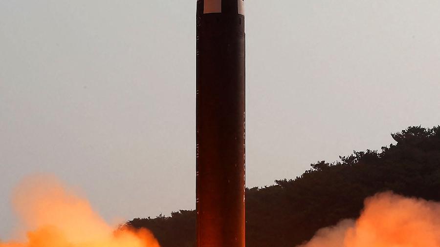 25.mar.2022/ Foto divulgada pela Agência Central de Notícias da Coreia do Norte (KCNA) que mostra o teste de lançamento de um novo tipo de míssil balístico intercontinental (ICBM) Hwasongpho-17 das forças estratégicas da Coreia do Norte em um local não revelado. - STR / KCNA VIA KNS / AFP