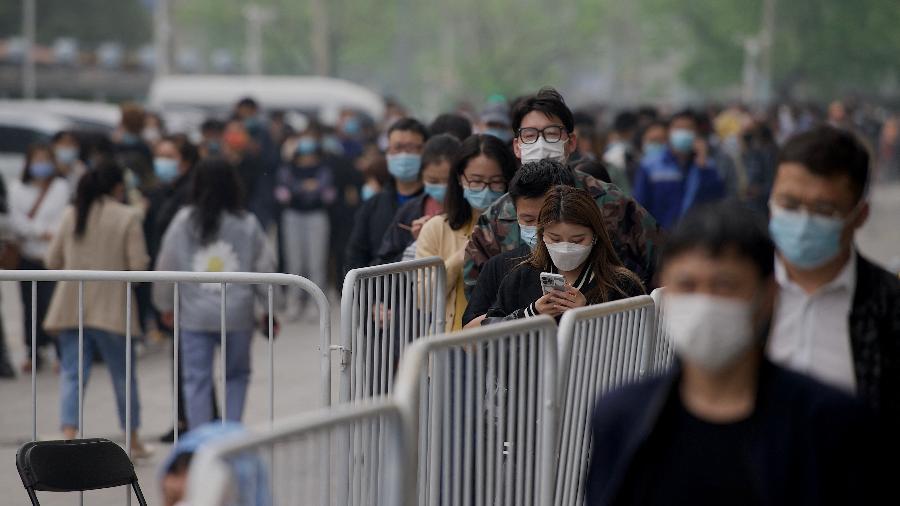 25.abr.2022 - Pessoas fazem fila para teste de covid-19 em Pequim - Noel Celis/AFP