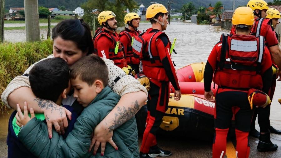 Família foi resgatada de bote após ter casa invadida por água em Tubarão - Mauricio Vieira/Secom