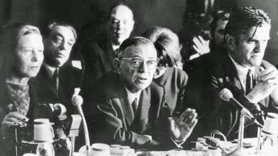 Simone de Beauvoir, Jean Paul Sartre (presidente) e Vladimir Dedijer (vice-presidente), no Tribunal Russell,1967 - Reprodução