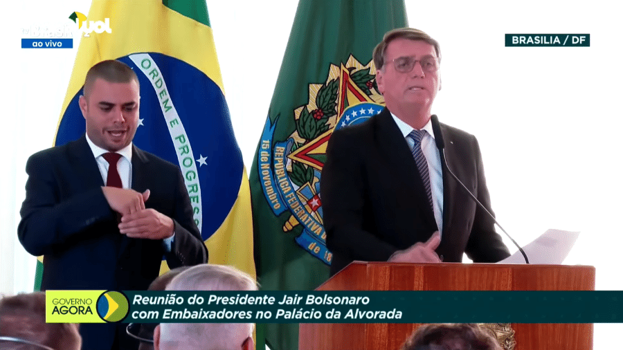 18.jul.22 - Bolsonaro fala a embaixadores sobre as urnas eletrônicas, no Palácio da Alvorada - Reprodução/TV Brasil