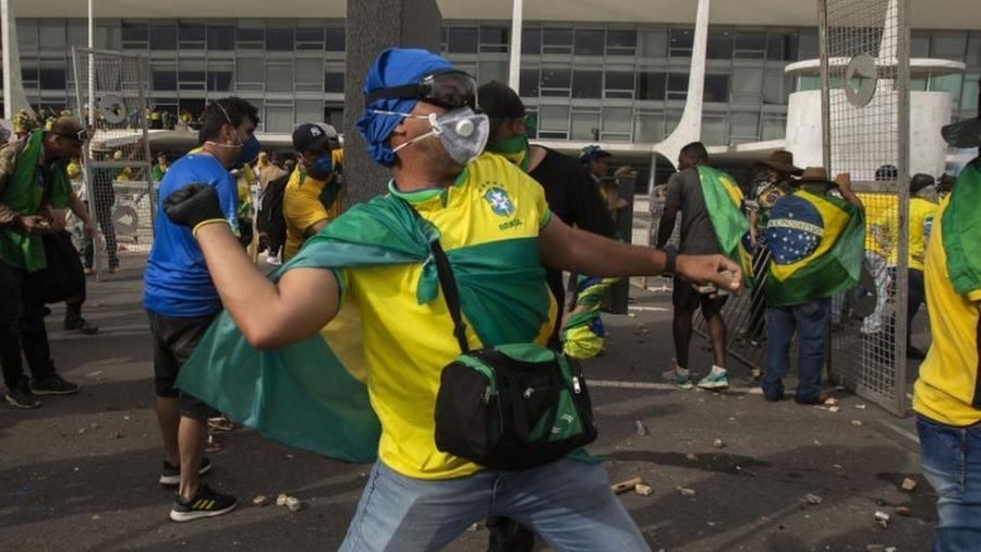 Apoiadores do ex-presidente Jair Bolsonaro entraram em confronto com forças de segurança durante invasão do Congresso - Getty Images