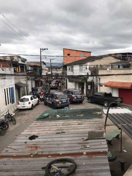 Carros da Rota durante operação policial na tarde deste domingo na favela Canta Galo, no Guarujá