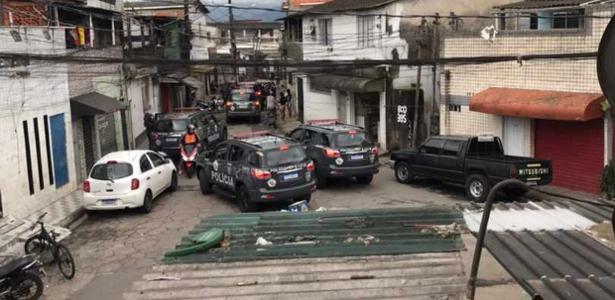 Carros da PM em operação no Guarujá (SP)