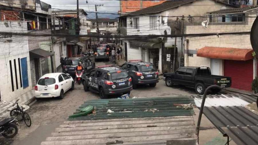 Carros da Rota durante operação policial na tarde do domingo (30) na favela Canta Galo, no Guarujá