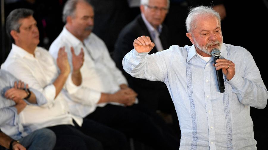 O presidente Lula fala no Rio de Janeiro, em cerimônia de parceria para o setor de transportes