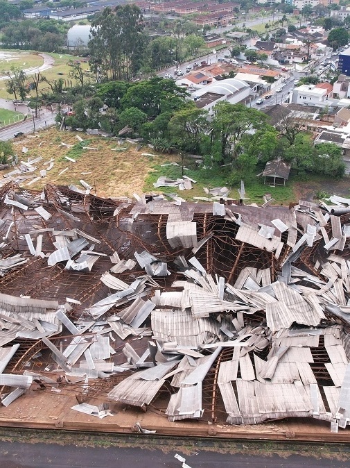 Vendaval teve característica de tornado em Cascavel, diz município