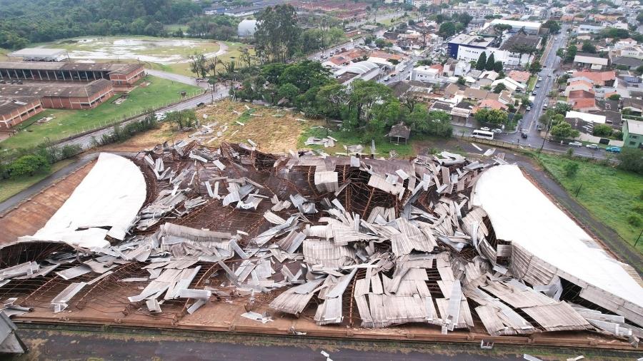 4.out.2023 - Passagem de tornado deixou rastro de destruição em Cascavel, no Paraná