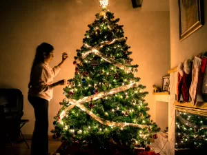 Cada enfeite conta! Simpatias e rituais na hora de montar a árvore de Natal