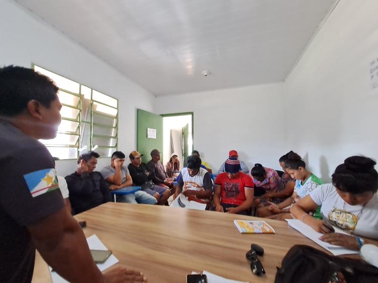 Tuxaua Lázaro debate leis com representantes da comunidade indígena de Manoá-Pium, em Roraima