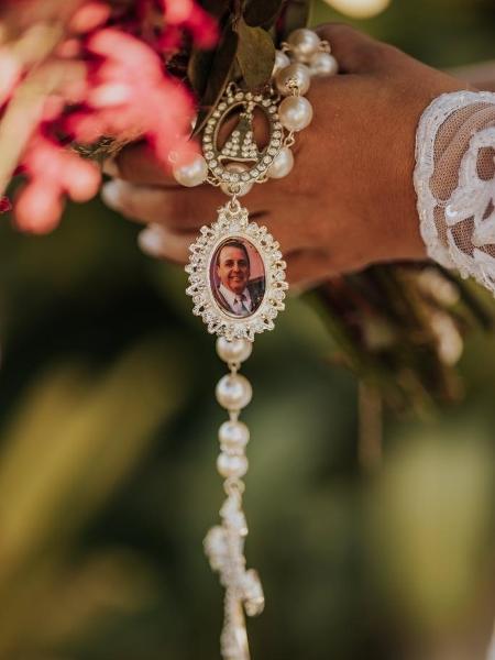 Carolina Lage dos Santos usou um terço com a foto do pai em seu casamento