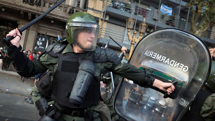 Policial entra em confronto com manifestantes durante protesto em Buenos Aires 