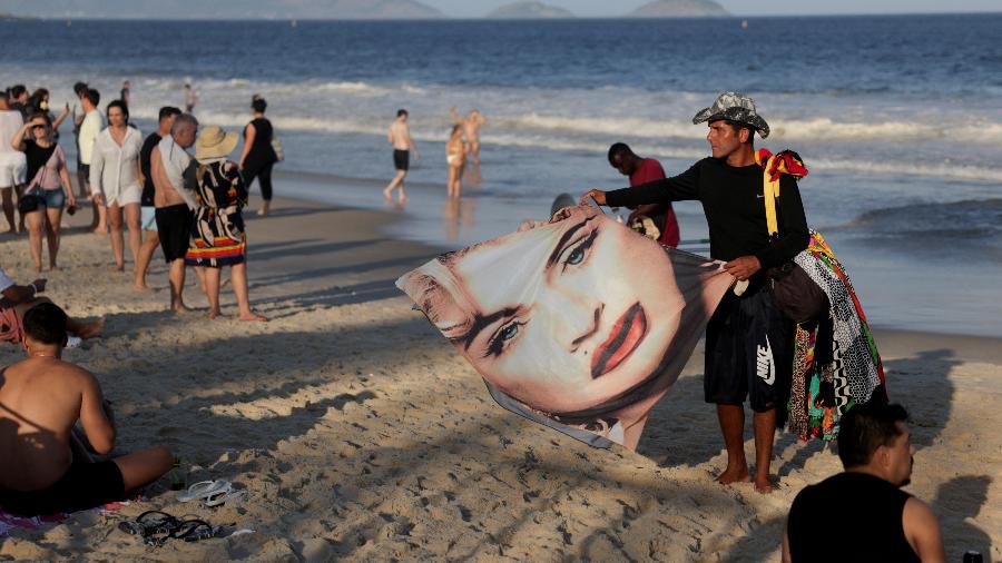 Homem vende toalha com rosto de Madonna em praia no Rio