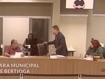Vereador evangélico deixa plenário após pedido para ler lei LGBTQIA+; vídeo