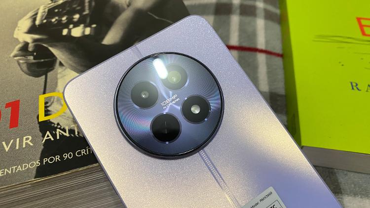 Detalhe do nicho de câmeras e da linha tracejada na traseira do Realme 12 5G Detalhe do nicho de câmeras e da linha tracejada na traseira do Realme 12 5G