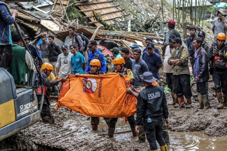 Equipes de resgate carregam o corpo de uma vítima após deslizamentos de terra na vila de Semangat Gunung em Karo, Sumatra do Norte