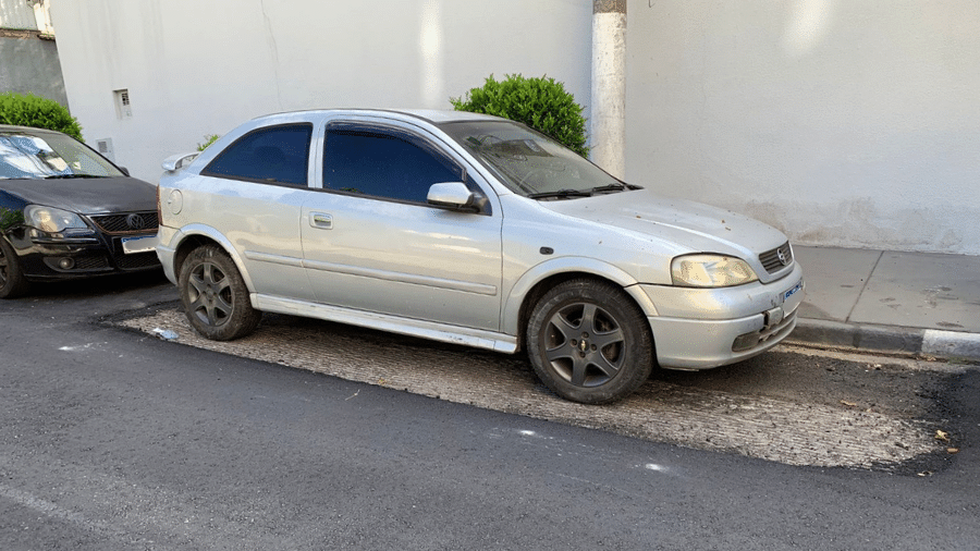 Área onde carro está parado não pôde ser recapeada - Camila Corsini/UOL