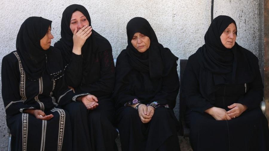 Mulheres palestinas lamentam a morte de parentes em um ataque israelense, do lado de fora do hospital al-Shifa, na Cidade de Gaza, em 7 de julho de 2025. Mulheres palestinas lamentam a morte de parentes em um ataque israelense, do lado de fora do hospital al-Shifa, na Cidade de Gaza, em 7 de julho de 2025.