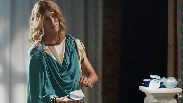 Com criação da BETC Havas e mídia da Talent, a Lactalis lançou esta semana a campanha de Nestlé Neos Grego. Com o idioma grego no centro da narrativa, a iniciativa também investiu em uma esquete do Porta dos Fundos. 