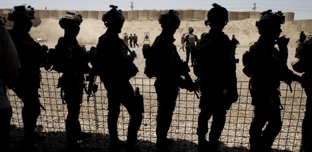 23.jul.2015 - Soldados treinam tiro na base de combate ao terrorismo em Bagdá - Carolyn Kaster/AFP