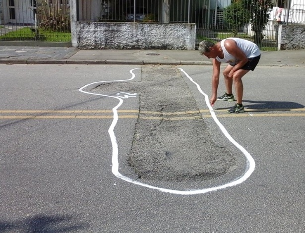 O publicitário Édio Fernandes, 55, comprou tinta branca e saiu por Florianópolis numerando os buracos no asfalto - Reprodução/Facebook