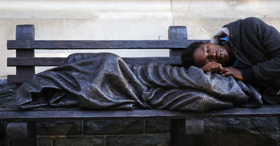 21.set.2015 - Homem dorme junto a escultura "Jesus Homeless", em Washington (EUA)