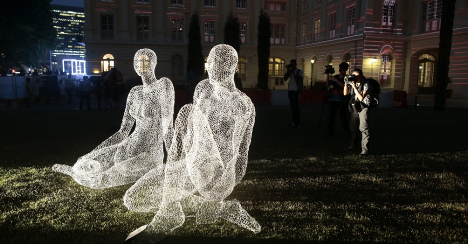 21.out.2015 - Escultura iluminada do artista francês Cedric Le Borgne exposta na apresentação para a imprensa da exposição "Festival das Noites nos Rios", em Cingapura