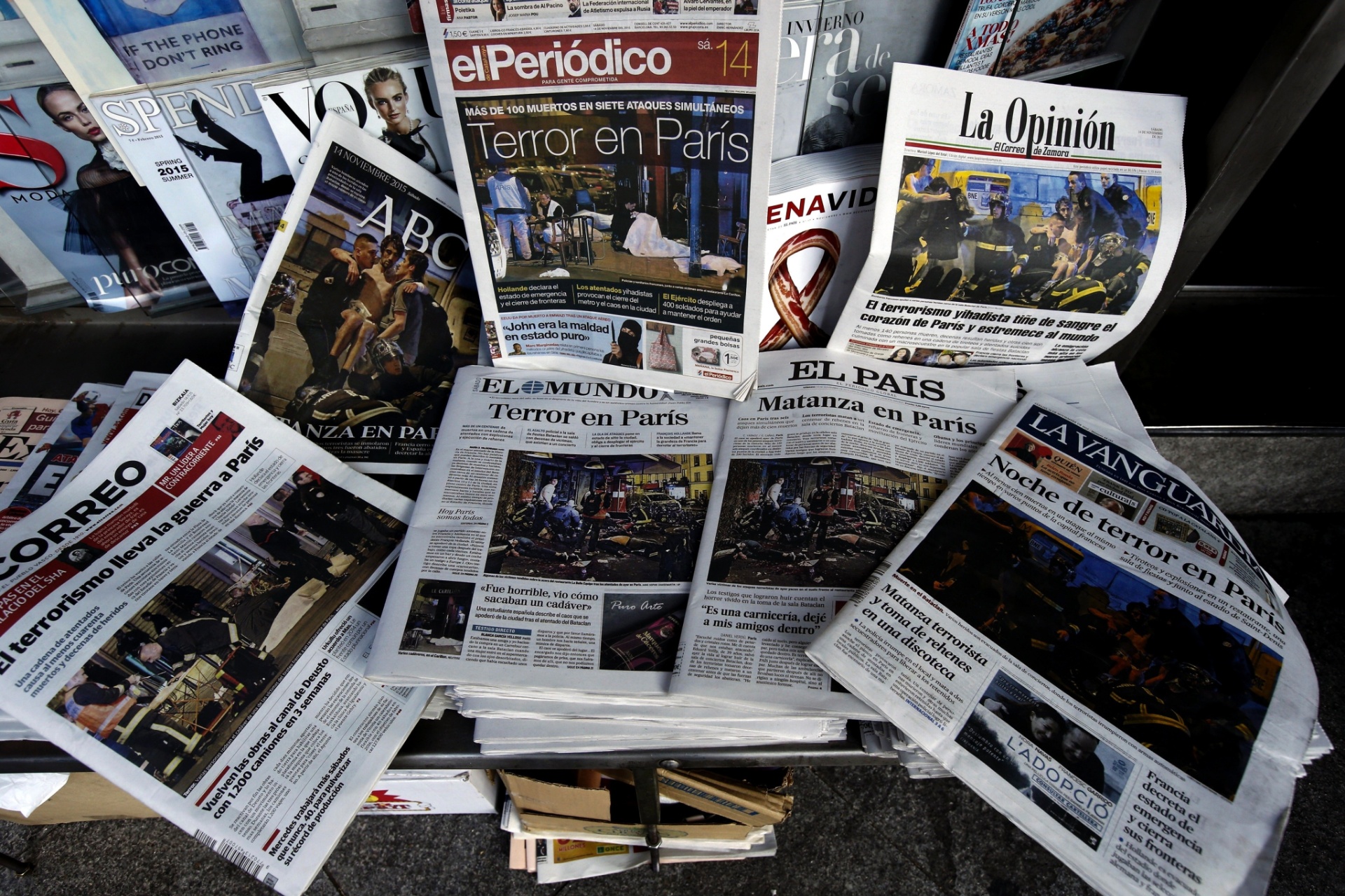 14.nov.2015 - Neste sábado (14), jornais espanhóis destacam os ataques em Paris na véspera - Angel Díaz/Efe