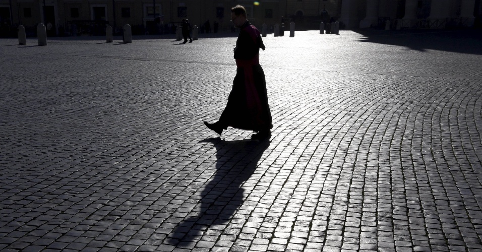 19.nov.2015 - Um bispo caminha na praça de São Pedro, no Vaticano