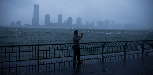 29.out.2012 - Homem tira foto em Battery Park City, em Manhattan, durante a aproximação do furacão Sandy em Nova York - Damon Winter/The New York Times