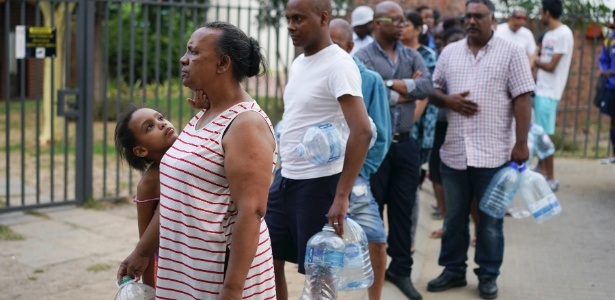 22.jan.2018 - Moradores esperam em fila para pegar água de uma fonte no subúrbio de Newlands, na Cidade do Cabo - João Silva/The New York Times