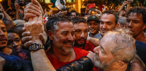 Paulo Pimenta abraça Lula durante ato em Chapecó - Ricardo Stuckert/Intituto Lula
