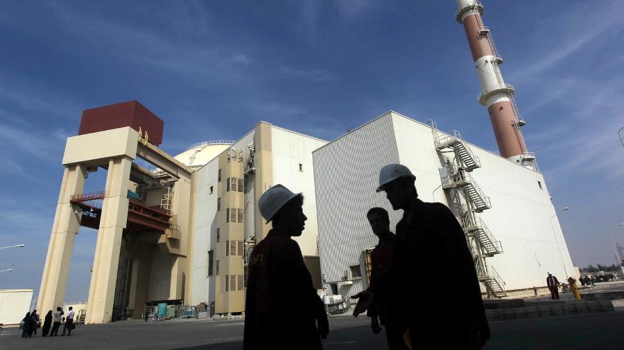 Trabalhadores iranianos na usina nuclear de Bushehr, a 1.200 km de Teerã - Majid Asgaripour/Mehr News Agency/Reuters/Arquivo