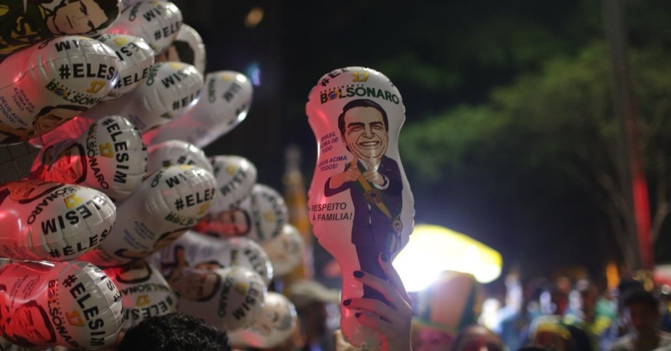 28.out.2018 - Eleitores de Bolsonaro celebram resultado das urnas em São Paulo