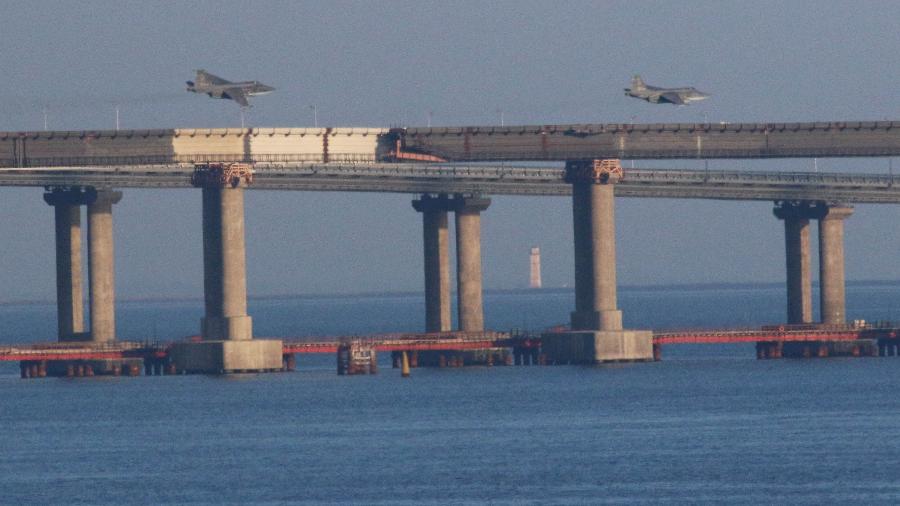 25.nov.2018 - Caças russos sobrevoam a ponte que cruza o estreito de Kerch, no mar de Azov - REUTERS/Pavel Rebrov