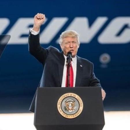 Donald Trump visitou a fábrica da Boeing na Carolina do Sul pouco depois de assumir o cargo de presidente dos EUA - Getty Images
