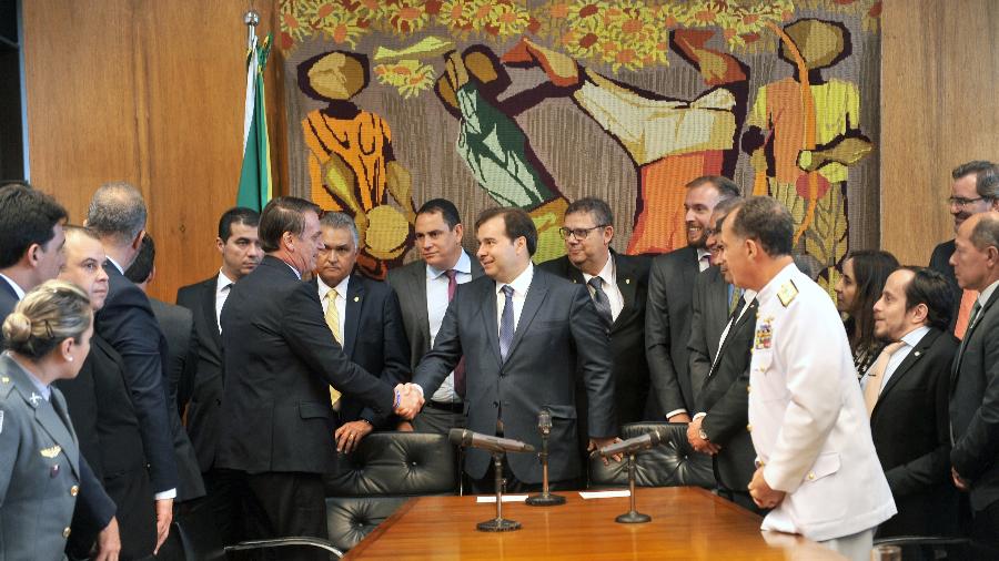 Presidente da Câmara dos Deputados, dep. Rodrigo Maia, recebe a proposta de reforma da Previdência dos militares das mãos do presidente Jair Bolsonaro - J.Batista/Câmara dos Deputados