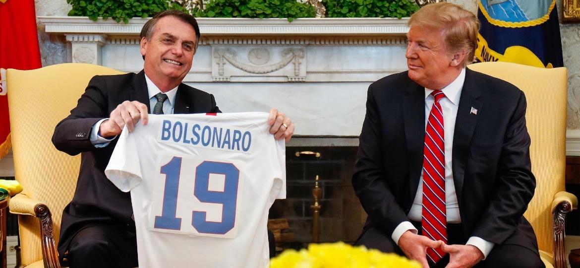 Jair Bolsonaro recebe de Donald Trump uma camisa personalizada da seleção dos Estados Unidos - Alan Santos/PR