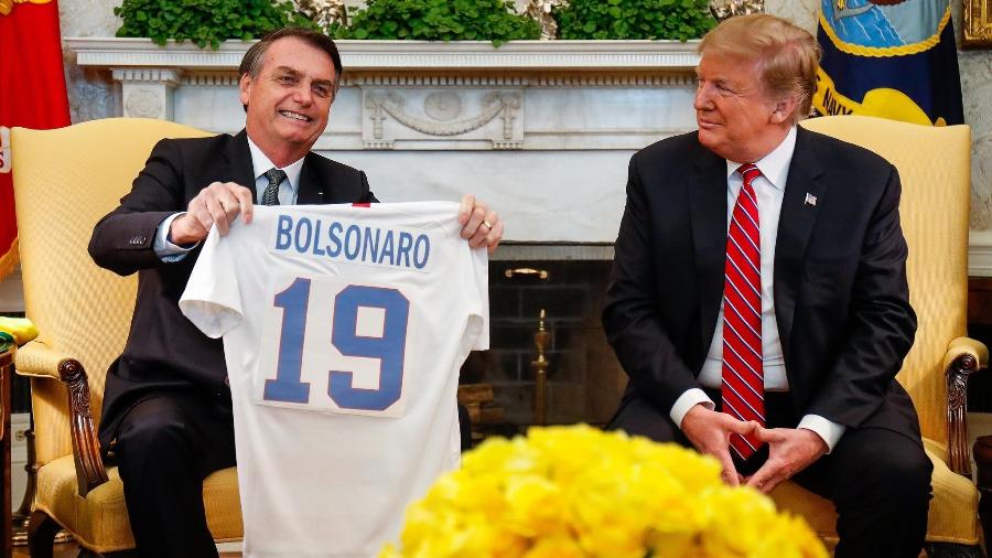 Jair Bolsonaro recebe de Donald Trump uma camisa personalizada da seleção dos Estados Unidos - Alan Santos/PR