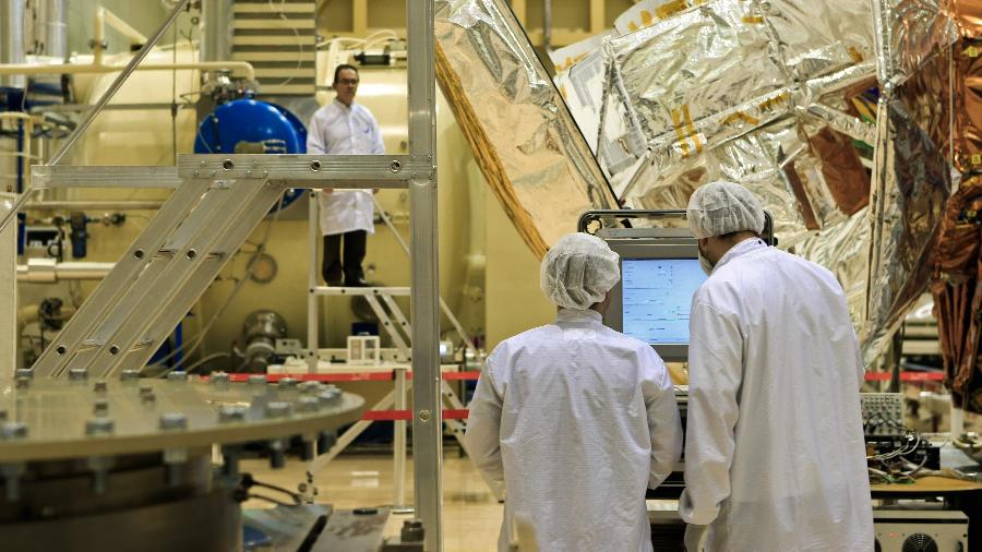 25.8.2010 - Engenheiros espaciais trabalham, dentro do laboratório de integração e testes do Inpe, no protótipo do satélite argentino SAC-D - Marcelo Justo/Folhapress